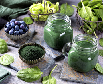 Green smoothie with spirulina,spinach and blueberries